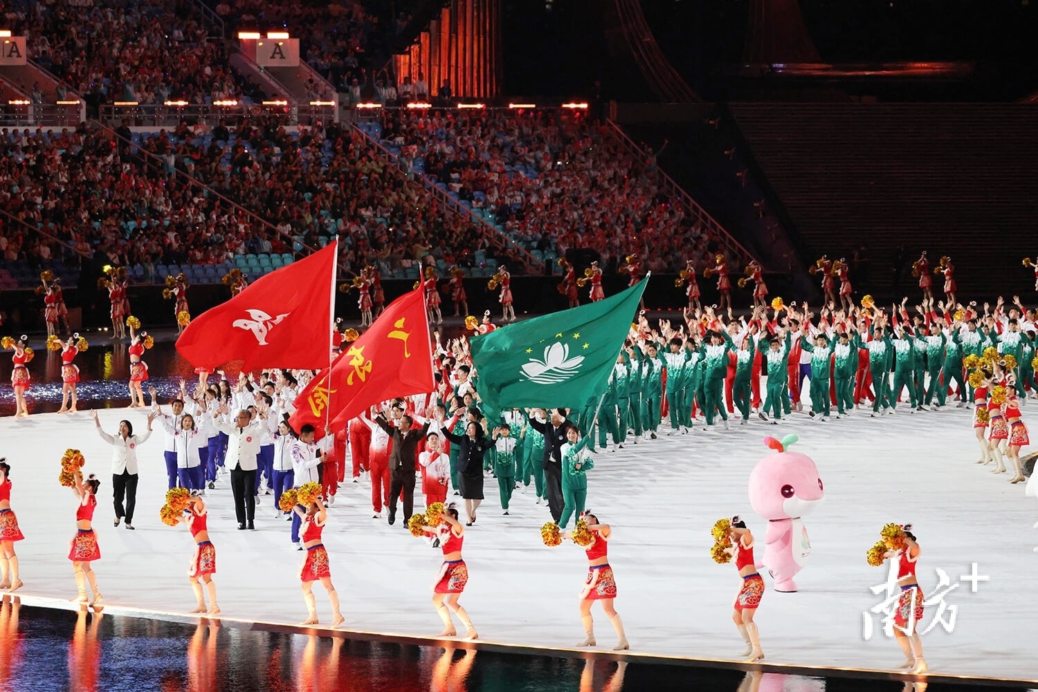 杨瀚森助攻队友后遭雪藏，底角蹲守难获传球